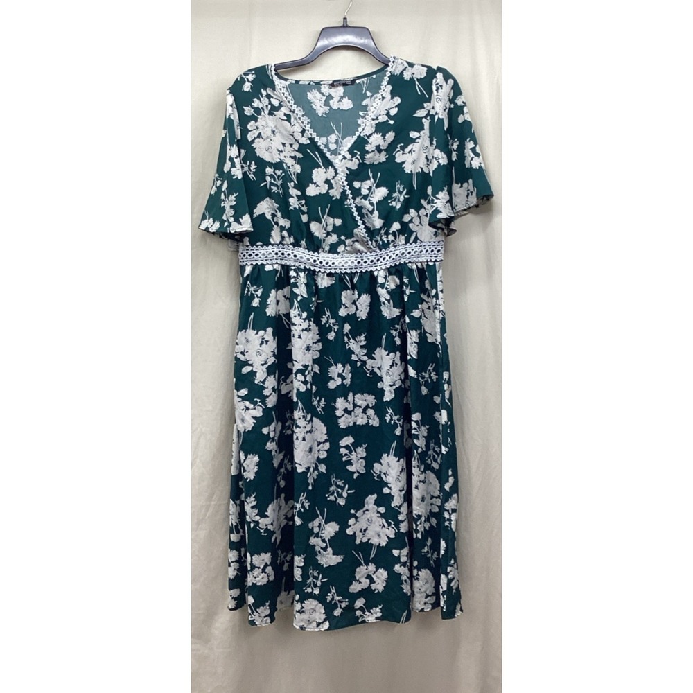 BLOOM CHIC Women's (Size 14-16) Short Sleeve V-Neck Floral‎ Dress Stretch